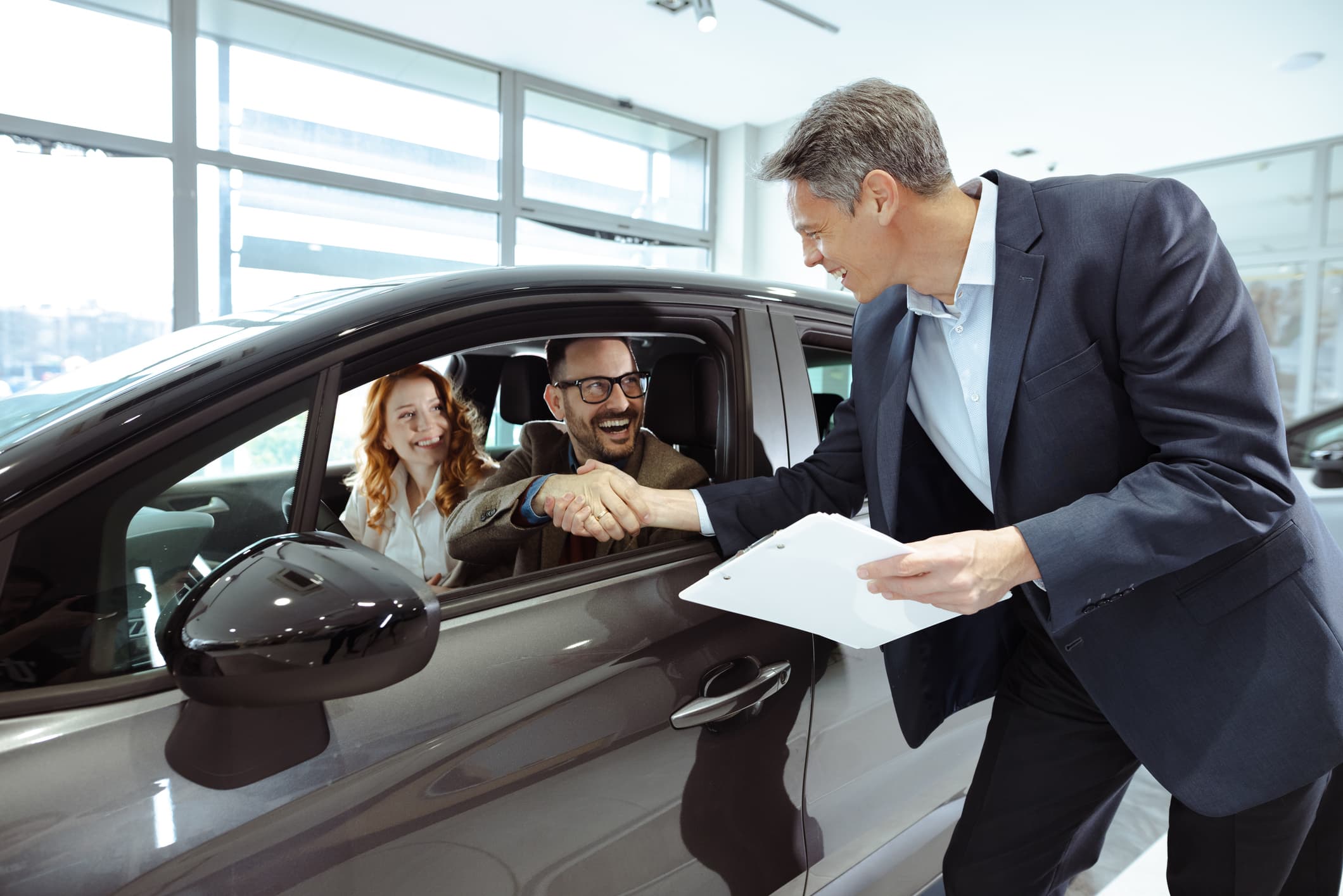 Conseiller présente une voiture